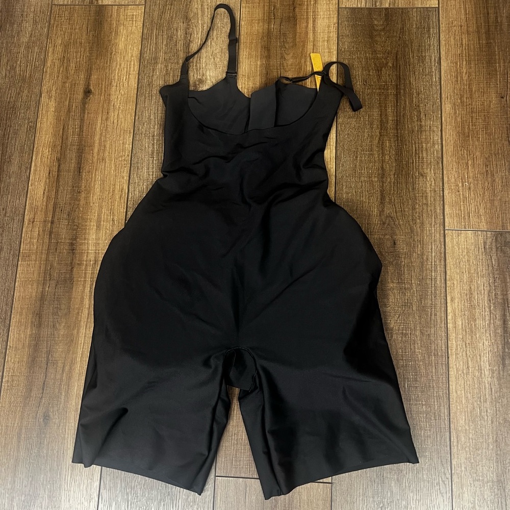 SKIMS Body butt lifting open bust bodysuit